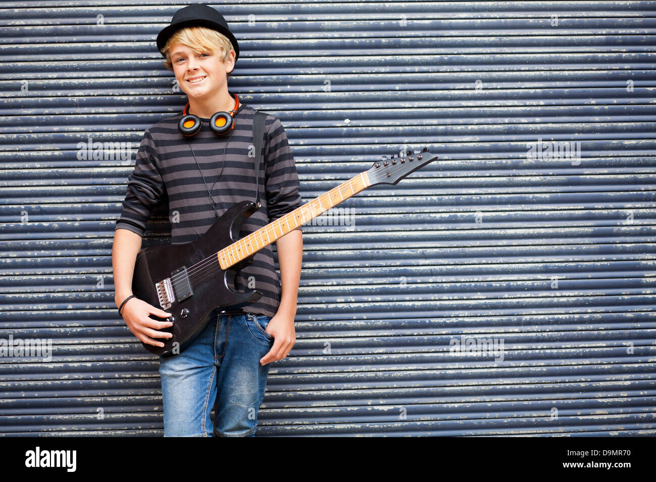 Teen musicista ritratto con la chitarra all'aperto Foto Stock