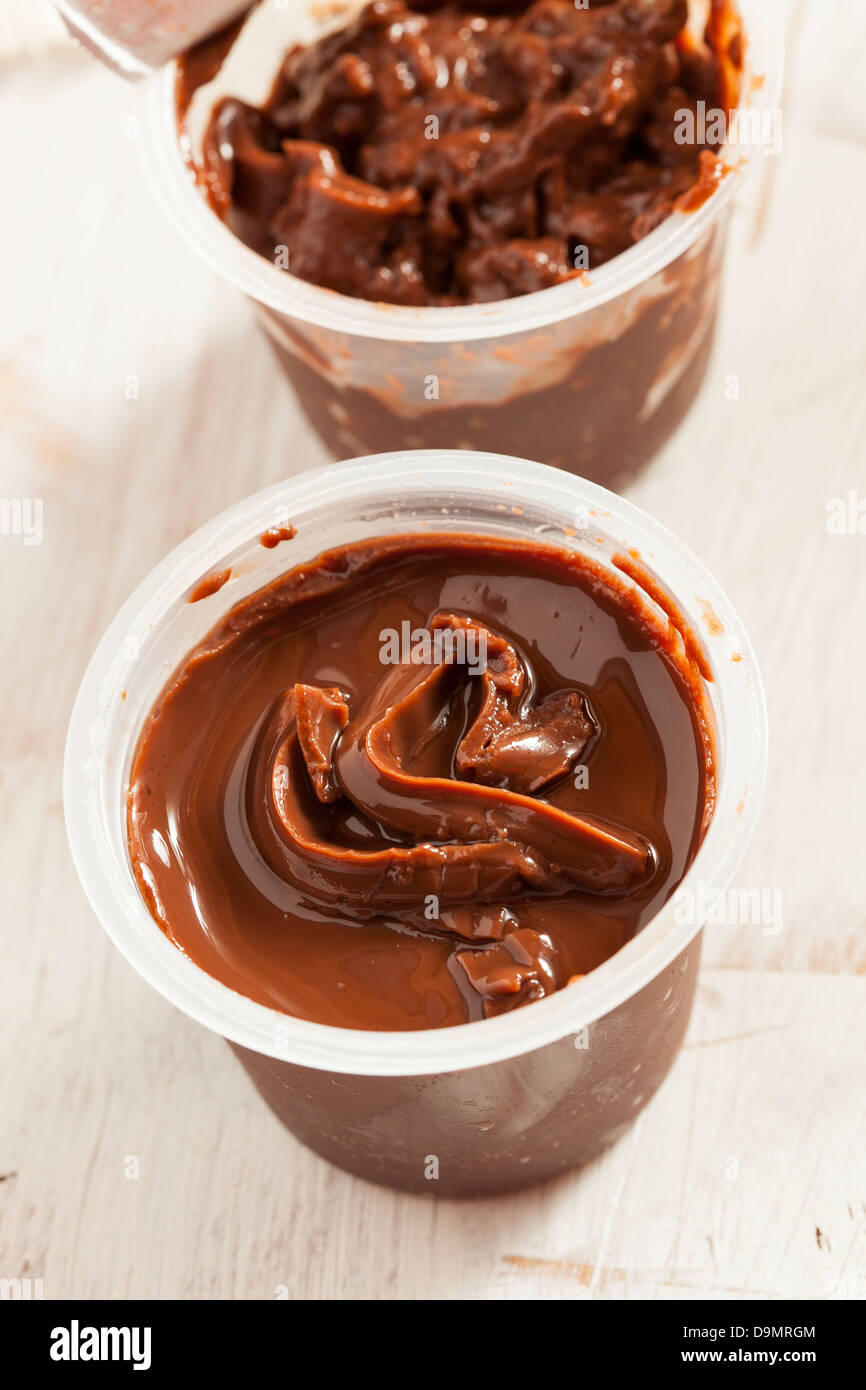Il cioccolato Snack Pack Pudding Cup contro uno sfondo Foto Stock
