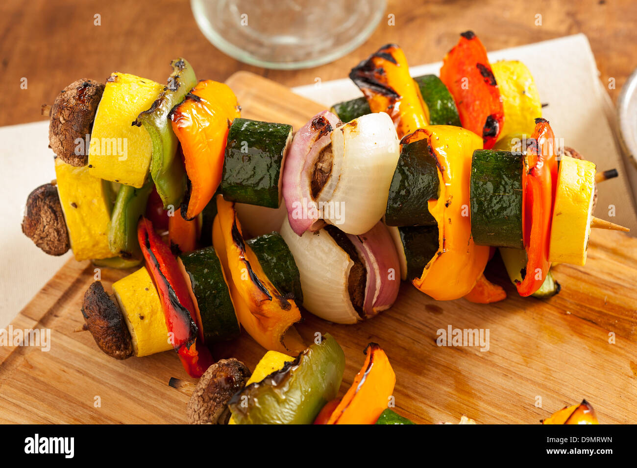 Organici di verdure grigliate shish kebab con peperoni, i funghi e le cipolle Foto Stock