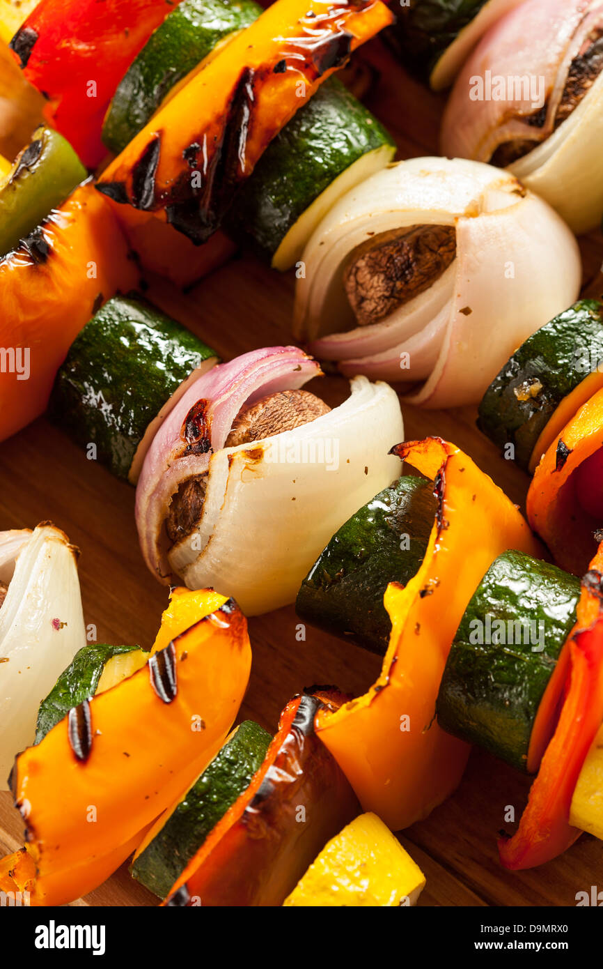Organici di verdure grigliate shish kebab con peperoni, i funghi e le cipolle Foto Stock