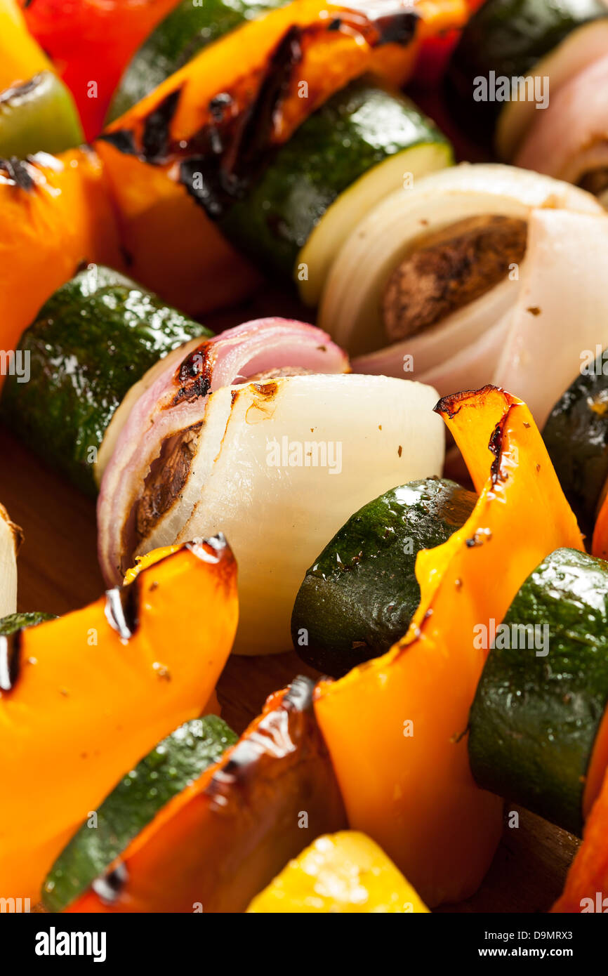 Organici di verdure grigliate shish kebab con peperoni, i funghi e le cipolle Foto Stock