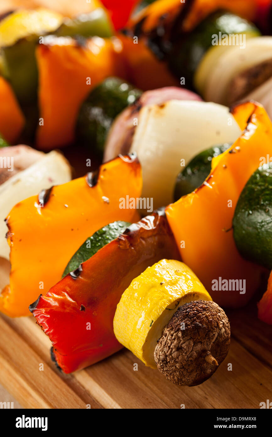 Organici di verdure grigliate shish kebab con peperoni, i funghi e le cipolle Foto Stock