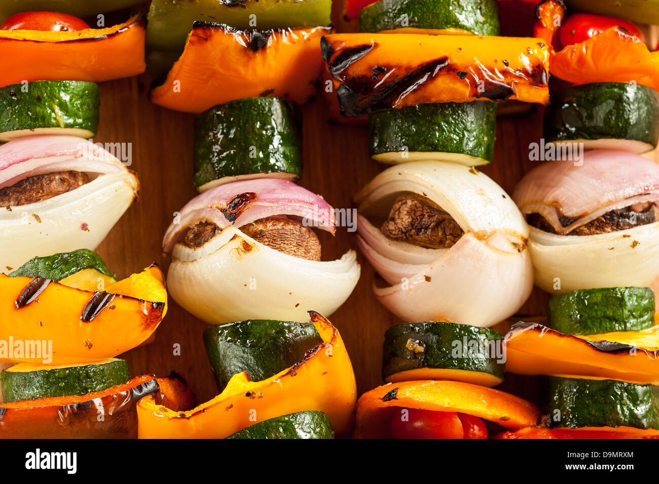 Organici di verdure grigliate shish kebab con peperoni, i funghi e le cipolle Foto Stock