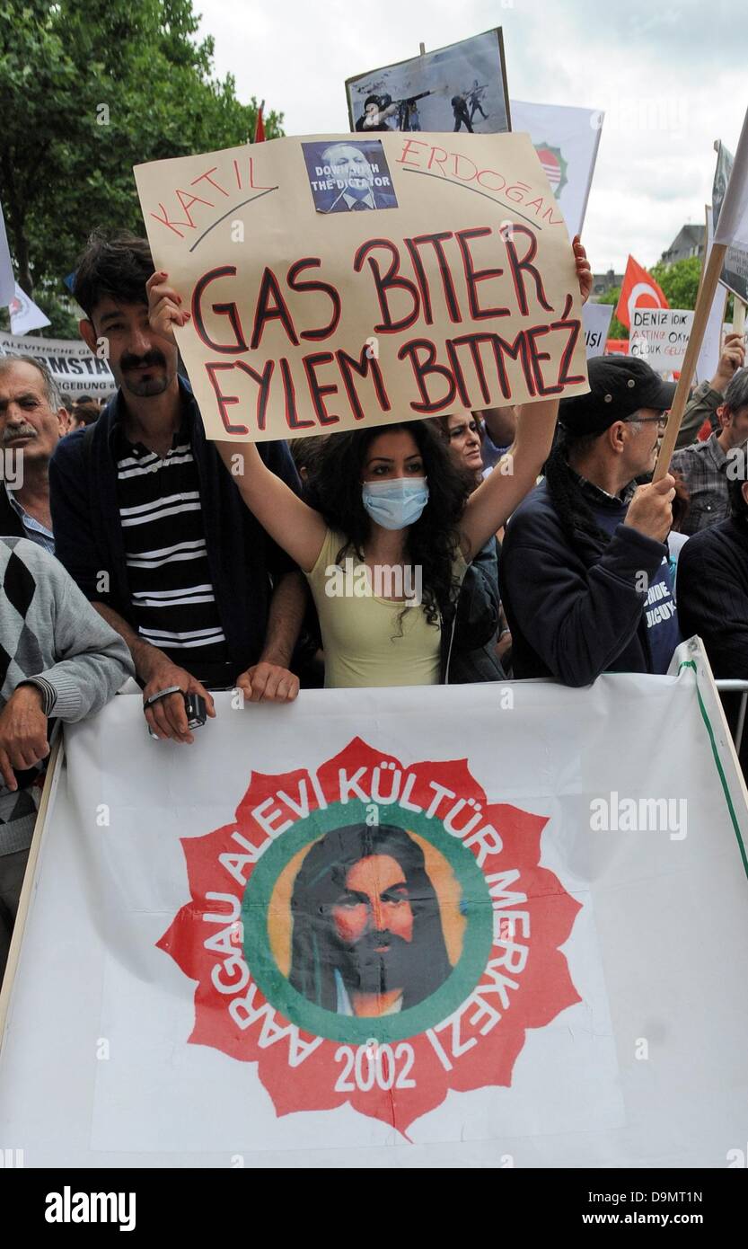Colonia, Germania, 22 giugno 2013. I dimostranti prendere parte ad una manifestazione contro gli assalti contro i manifestanti in Turchia. Il rally è stato organizzato dalla Congregazione Alaouite in Germania. Foto: Henning Kaiser/Alamy Live News Foto Stock