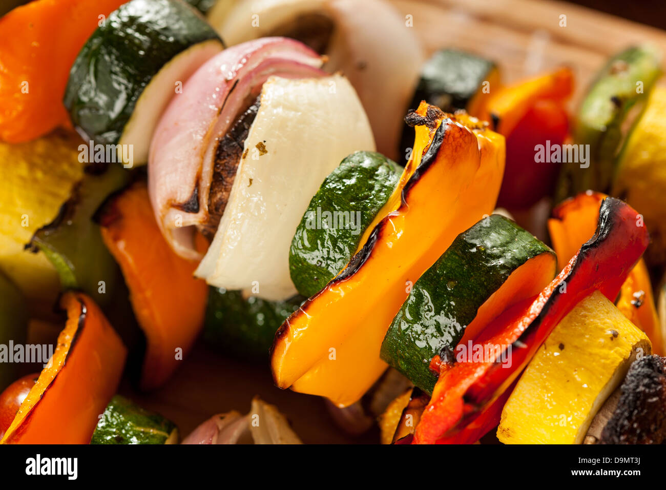 Organici di verdure grigliate shish kebab con peperoni, i funghi e le cipolle Foto Stock
