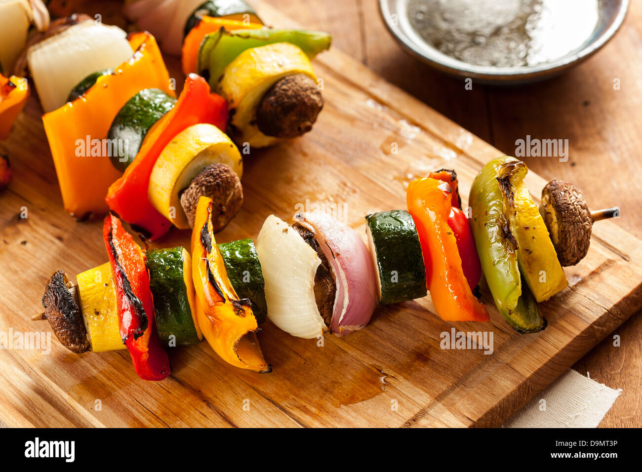 Organici di verdure grigliate shish kebab con peperoni, i funghi e le cipolle Foto Stock