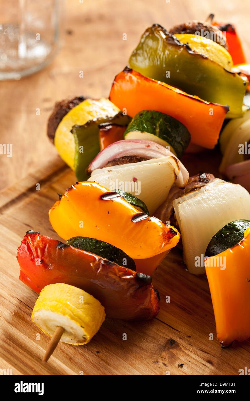 Organici di verdure grigliate shish kebab con peperoni, i funghi e le cipolle Foto Stock
