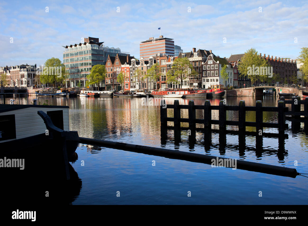 Fiume Amstel panoramico lungomare della città di Amsterdam, Paesi Bassi, North Holland provincia. Foto Stock