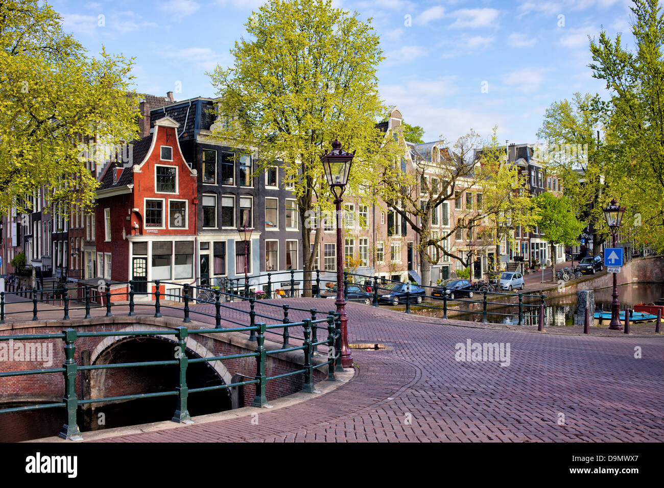 Sulle pittoresche case olandesi tradizionali e ponte sul canal Reguliersgracht in Olanda, Amsterdam, Paesi Bassi. Foto Stock