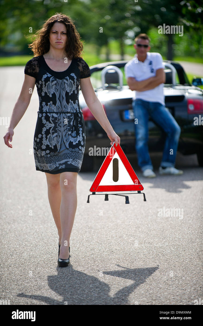 (Modello releae) triangolo di avvertimento ha messo dopo un guasto Foto Stock
