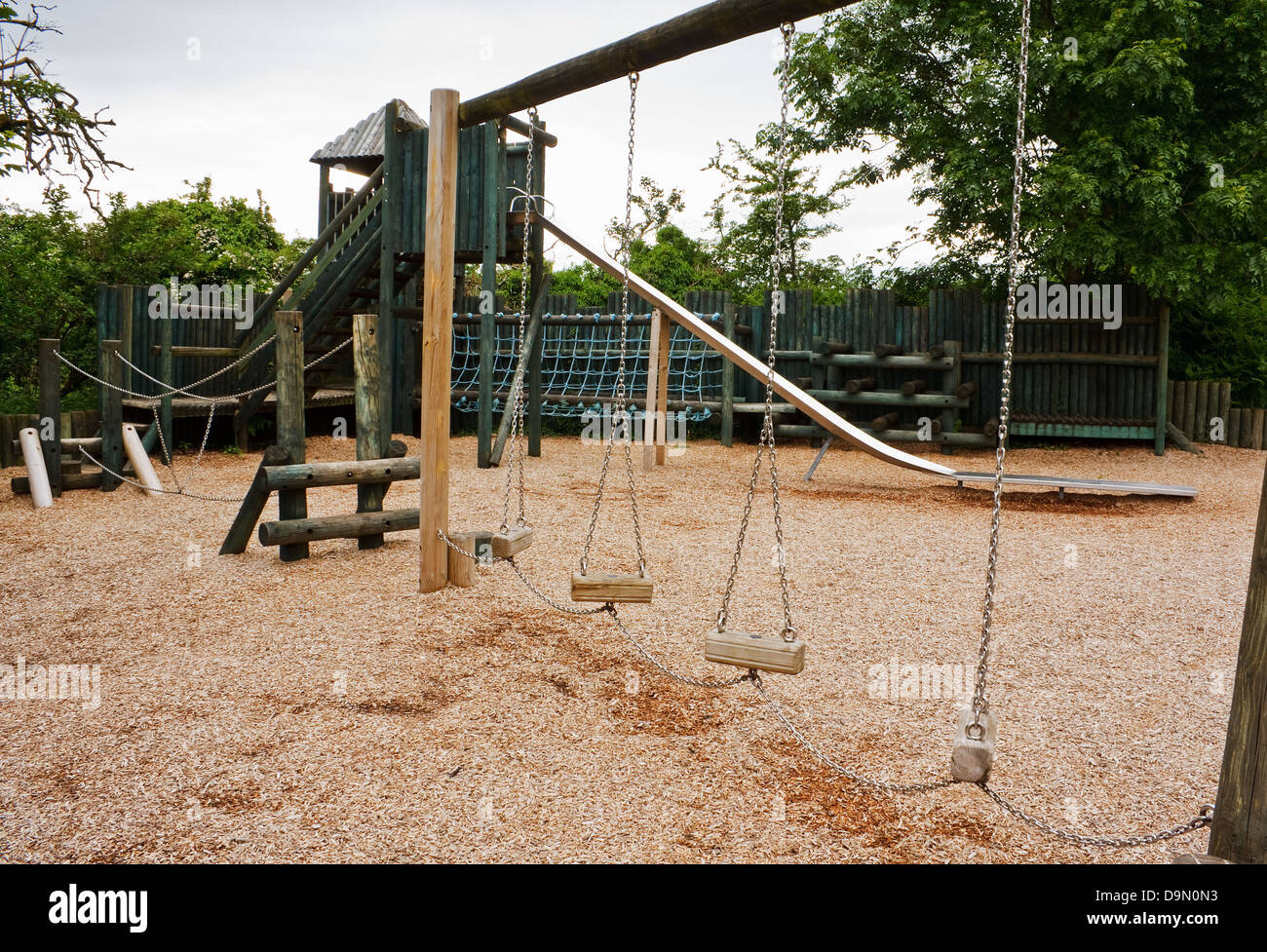 Parco giochi per i bambini più piccoli di godere con una diapositiva, tunnel di corda e il castello di torrette Foto Stock
