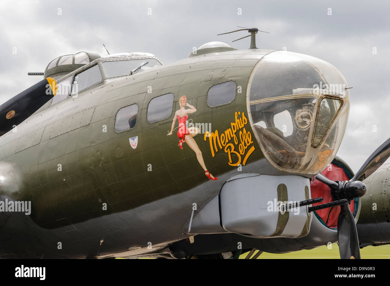 B-17G Flying Fortress bombardiere alleato "B", uno dei tre aeromobili utilizzati nel 1990 film 'Memphis Belle' parcheggiato a Duxford Airfield Foto Stock