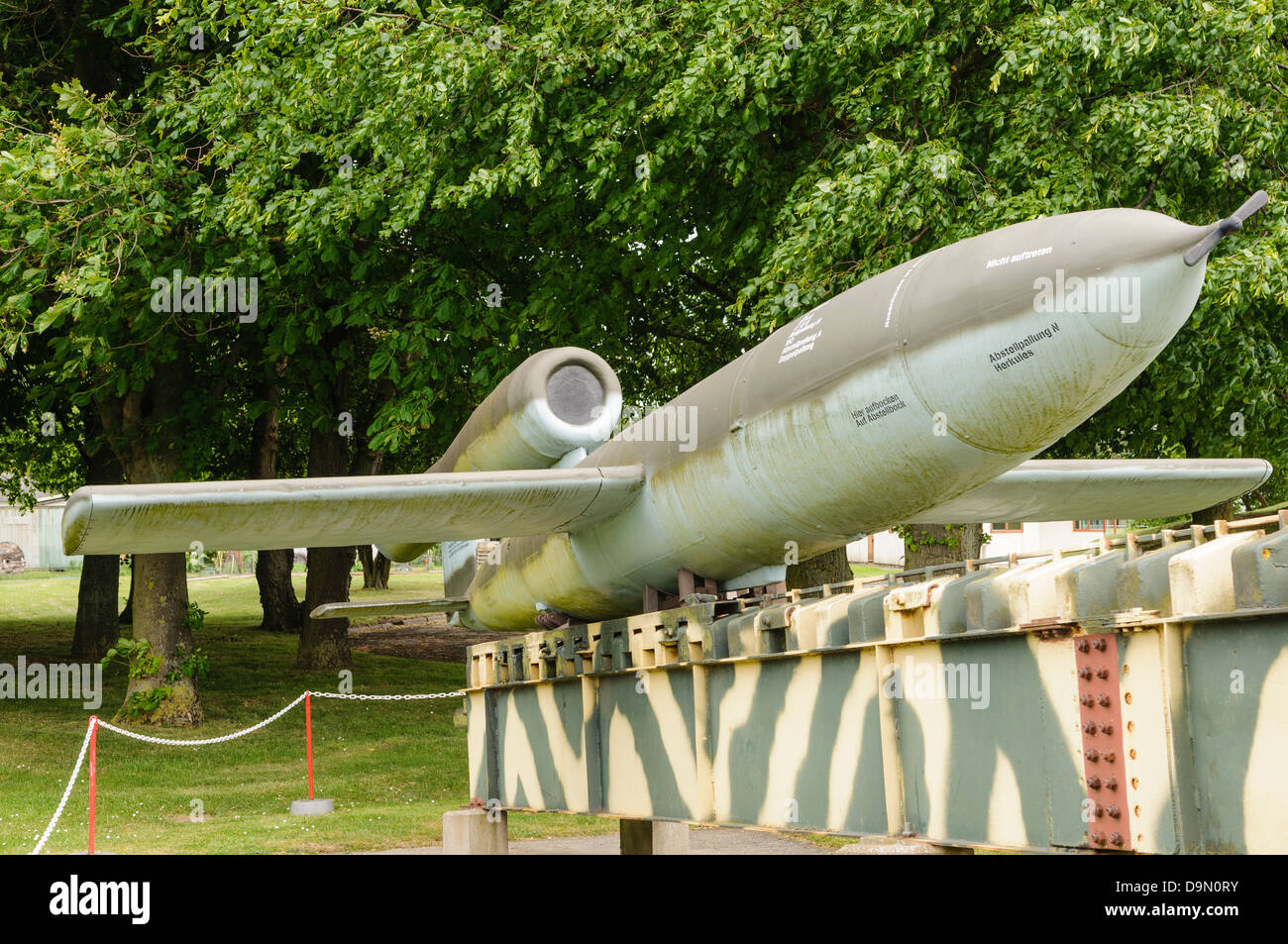 Vergeltungswaffen 1 (V1) battenti bomba a razzo , conosciuta come 'Doodle-bug', sulla sua rampa di lancio a Duxford Imperial War Museum Foto Stock