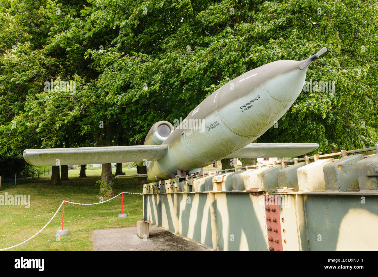 Vergeltungswaffen 1 (V1) battenti bomba a razzo , conosciuta come 'Doodle-bug', sulla sua rampa di lancio a Duxford Imperial War Museum Foto Stock