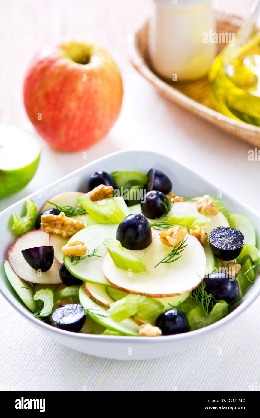 Apple con sedano, uva e insalata di noce Foto Stock