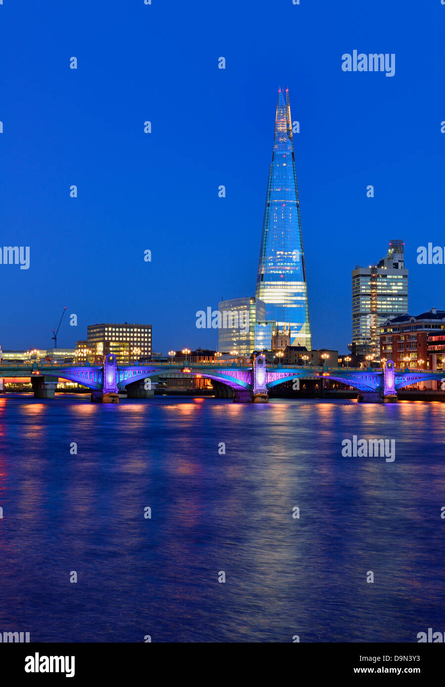 Shard al crepuscolo, London Bridge Quarter, Southwark Bridge, London, Regno Unito Foto Stock