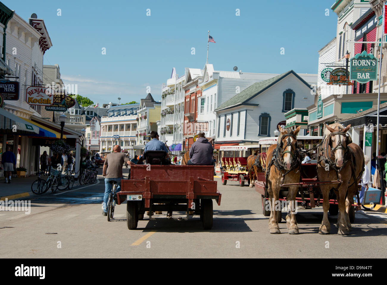 Michigan, isola di Mackinac. Tipica carrozza a cavallo nel centro cittadino di Mackinac sulla strada principale (aka Huron). Foto Stock