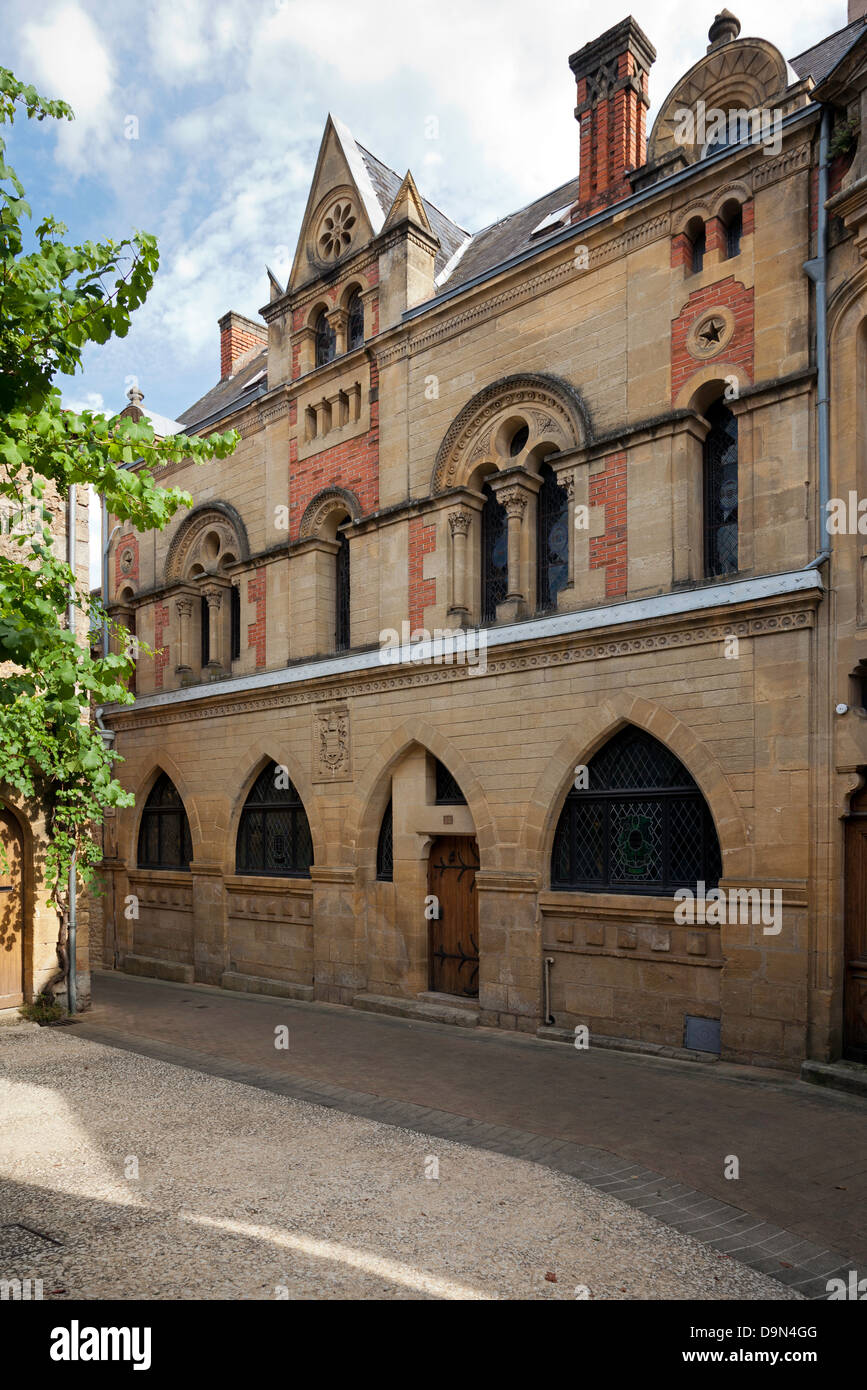 Facciata di una casa neogotica risalente al 1882 in Belves, Dordogne, Francia Foto Stock