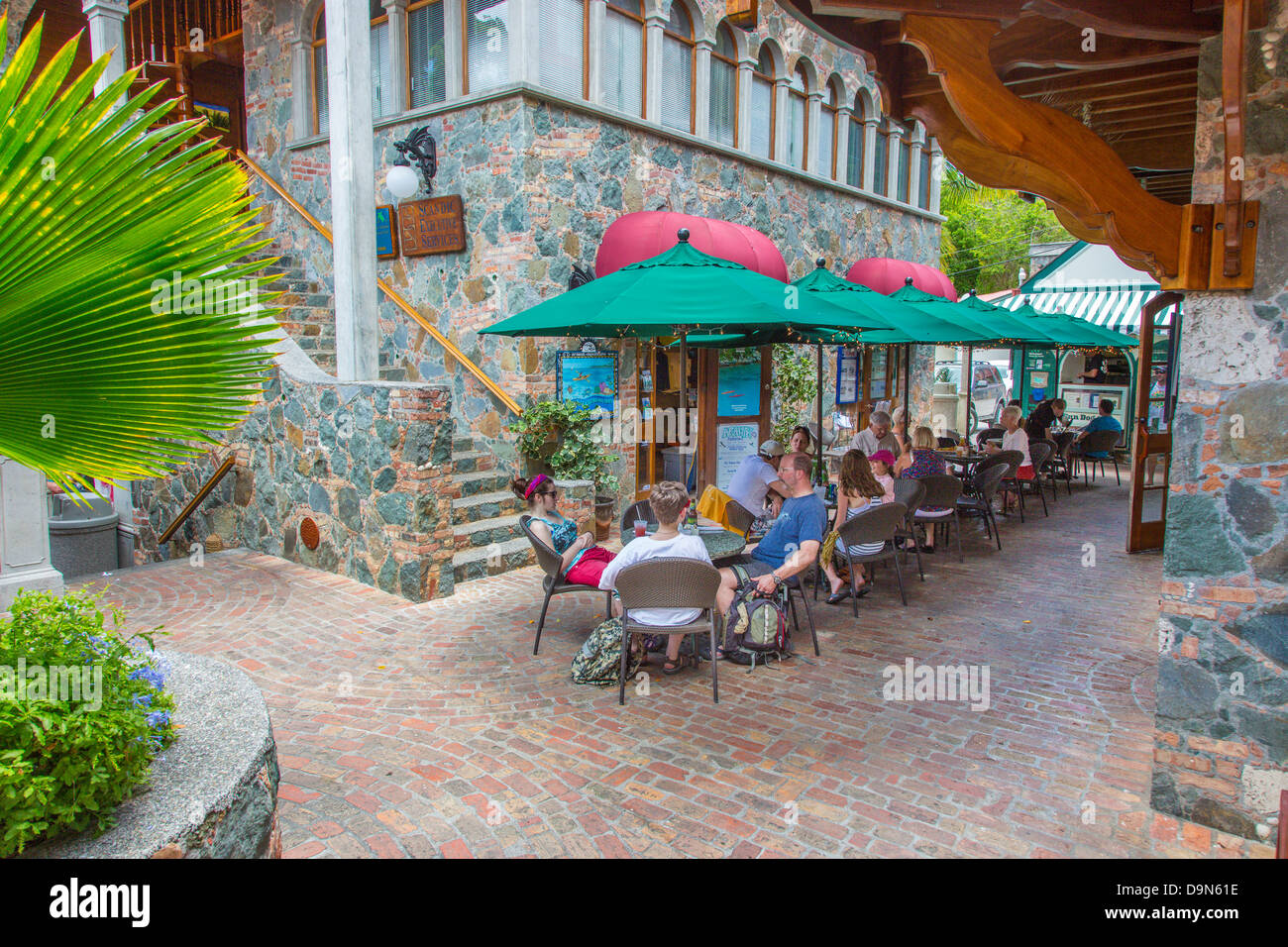 Outdoor cafe in Mongoose Junction sull'isola caraibica di San Giovanni nelle Isole Vergini Americane Foto Stock