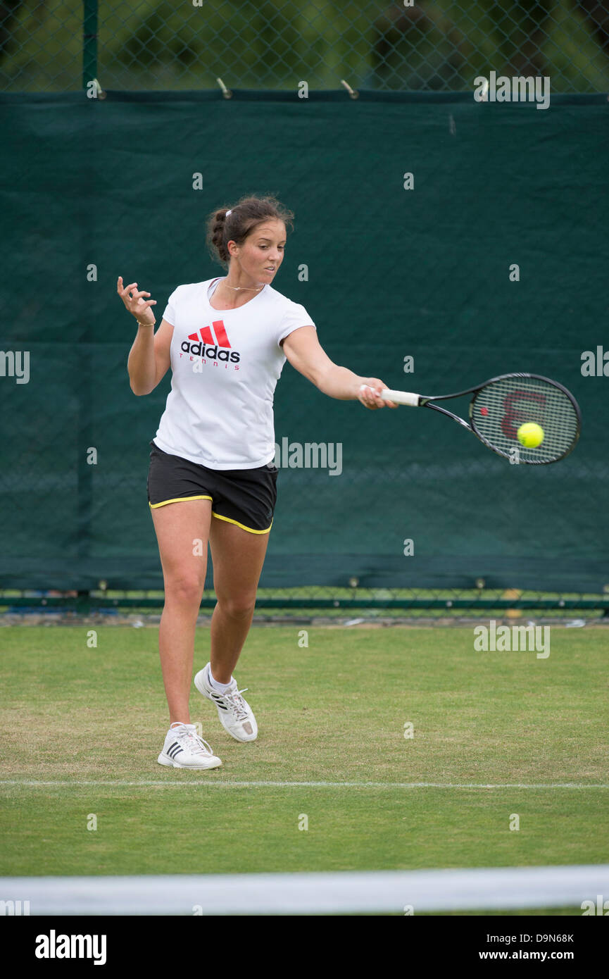 Wilbledon, Londra. Il 23 giugno 2013. Il torneo di Wimbledon Tennis Championships 2013 tenutosi presso il All England Lawn Tennis e Croquet Club di Londra, Inghilterra, Regno Unito. Laura Robson (GBR) su uno di Wimbledon's Aorangi pratica ai giudici nazionali il giorno prima i campionati iniziano. Credit: Azione Plus immagini di sport/Alamy Live News Foto Stock