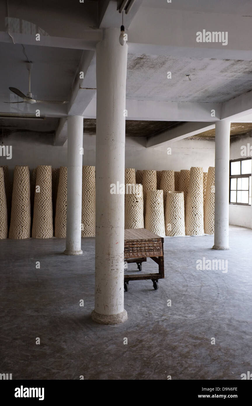 Pile di realizzata a mano sapone all'olio di oliva essiccamento in una fabbrica di sapone downtown Nablus. Foto Stock