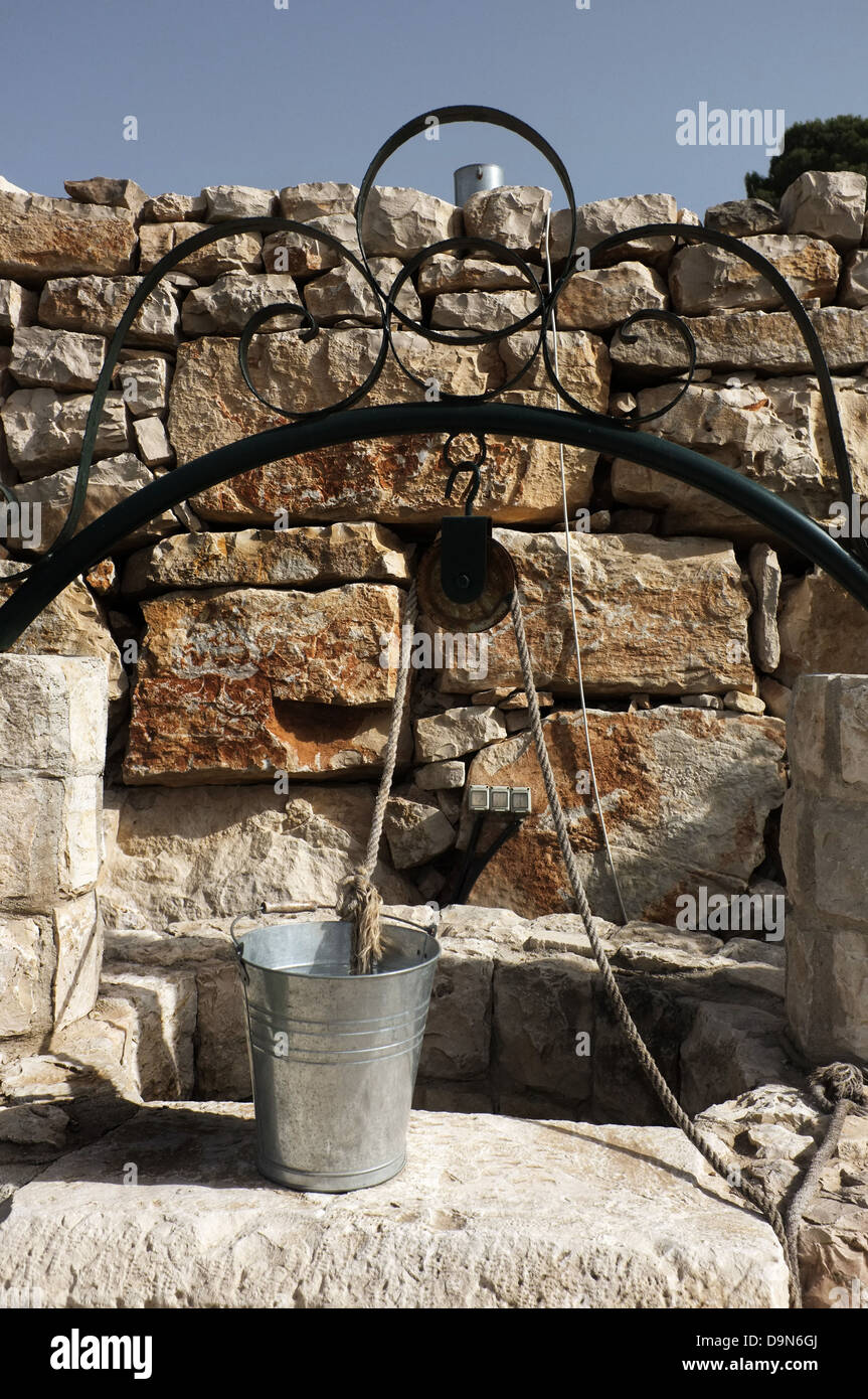 Pozzo di acqua in corrispondenza di una vecchia casa a Nablus, Palestina. Foto Stock