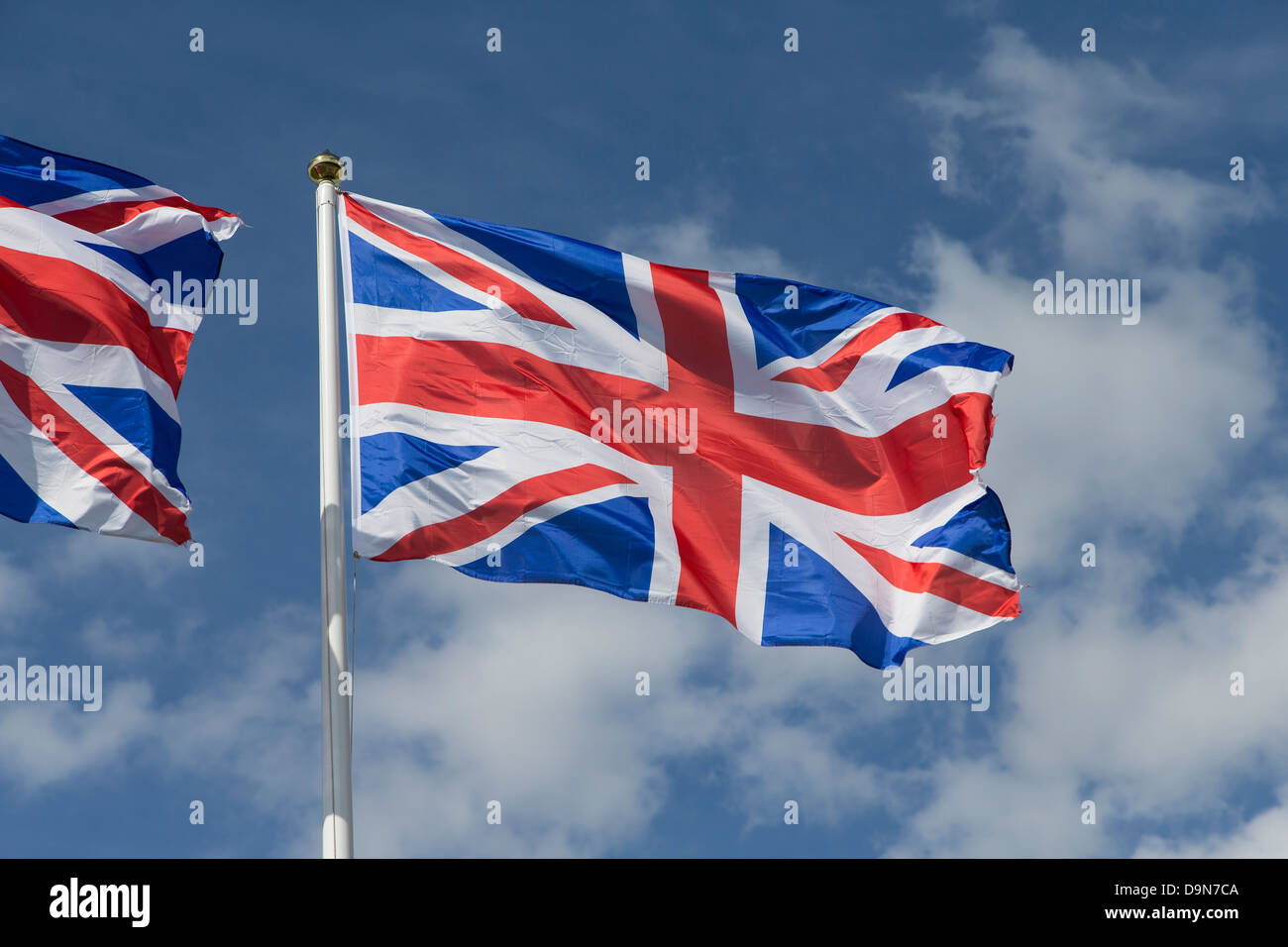 Union Jack Flag battenti sul pennone. Bandiera britannica Foto Stock