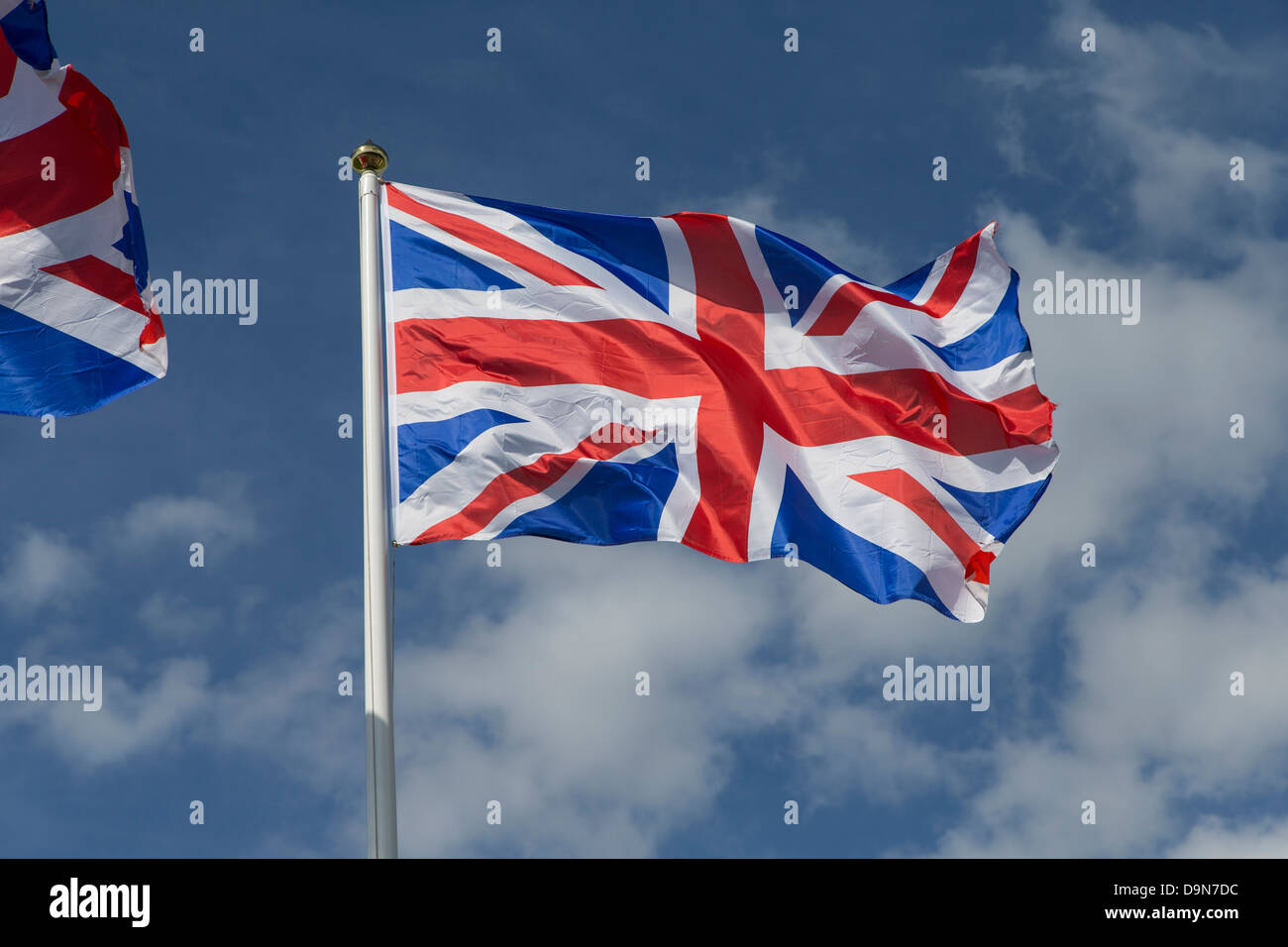 Union Jack Flag battenti sul pennone. Bandiera britannica Foto Stock