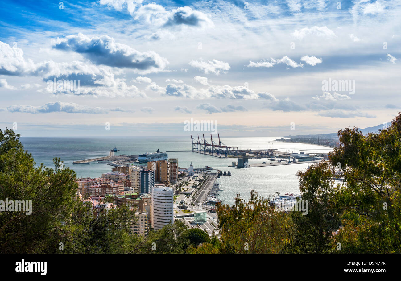 Vista sulla città di Malaga e il porto Costa Del Sol Andalusia Spagna Foto Stock