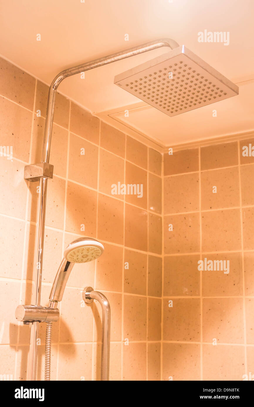 Cabina doccia con testa di doccia nella stanza da bagno Foto Stock