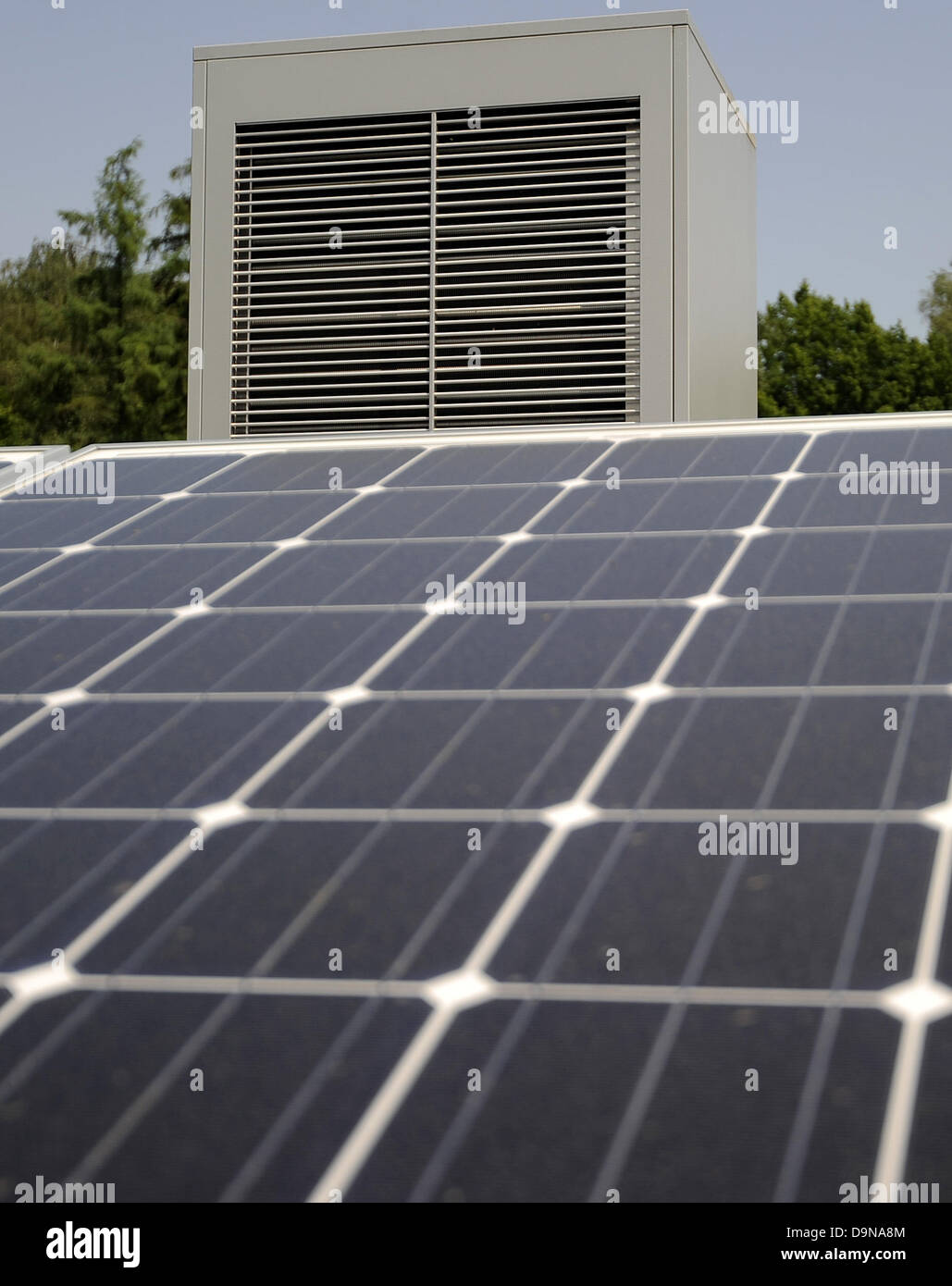 Termica a pompa di calore (dietro) e un modulo fotovoltaico sono installati per il tetto di un unica famiglia home in Goeppingen, Germania, 18 giugno 2013. Il comandato elettricamente l'aria/pompa acqua rimuove il calore dall'aria e viene quindi utilizzato per aria e acqua di riscaldamento. Foto: DANIEL MAURER Foto Stock