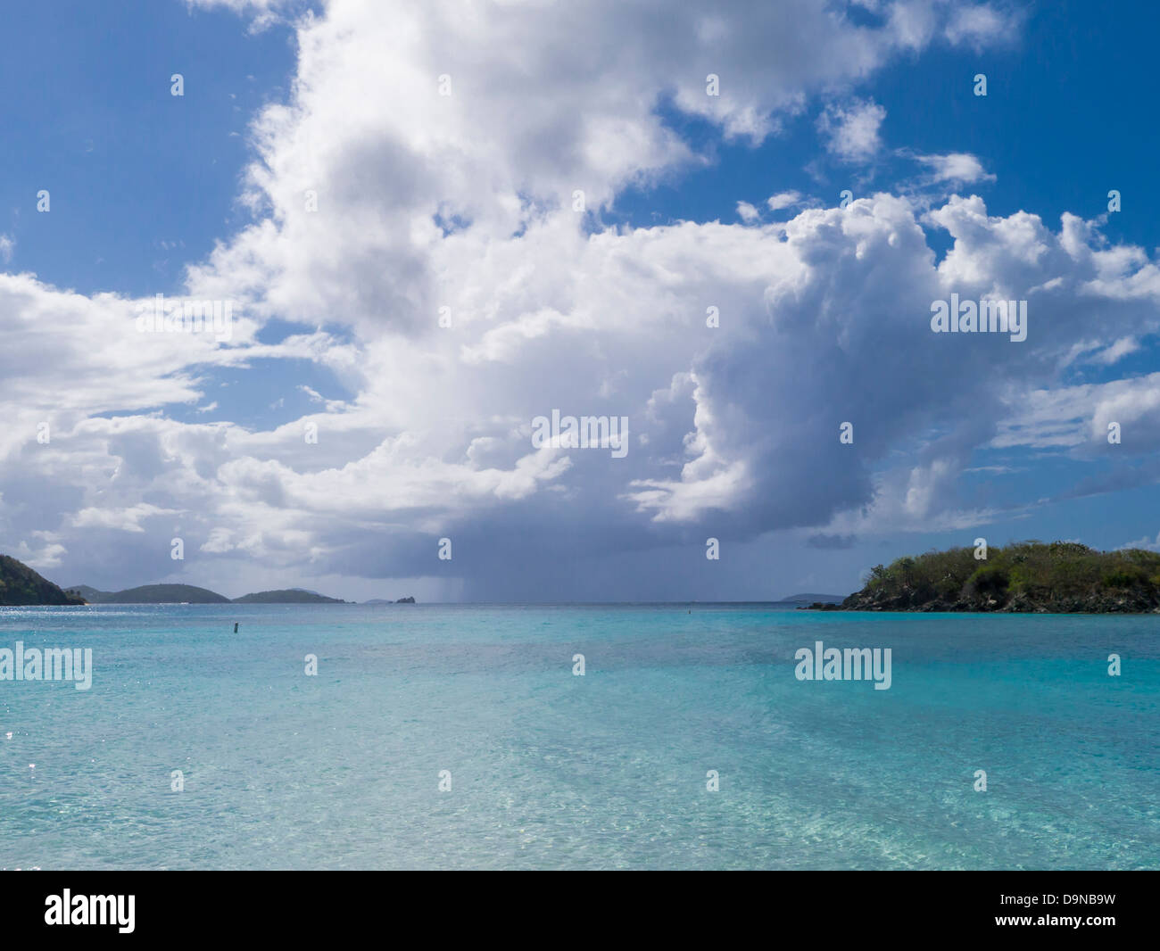Tempesta di pioggia sopra il mare dei Caraibi al largo dell'isola di San Giovanni nelle Isole Vergini Americane Foto Stock