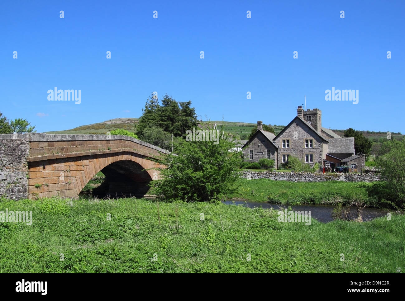 Bampton Grange Village con ponte sopra il fiume, Lowther Lowther Valley, Parco Nazionale del Distretto dei Laghi, Cumbria, England, Regno Unito Foto Stock