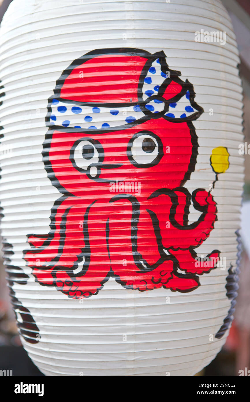 Spitalfields, Londra, Regno Unito. Il 22 giugno 2013. Giorno di Okinawa 2013 è un evento annuale a Spitalfields, attirando migliaia di visitatori per celebrare la cultura di Okinawa. (Okinawa è la più a sud dell'isola a ovest del Giappone.) attrazioni turistiche inclusa Okinawa tradizionali di musica e danza, esibizioni di karate, chioschi, la cerimonia del tè, arti e mestieri, informazioni turistiche. Il 23 giugno è il memorial day in Okinawa per commemorare la battaglia finale il giorno in cui più di 200.000 vite sono state perse alla fine di WWll. Okinawa giorno è programmato per essere più vicino a questo giorno memoriale come possibile. Foto Stock