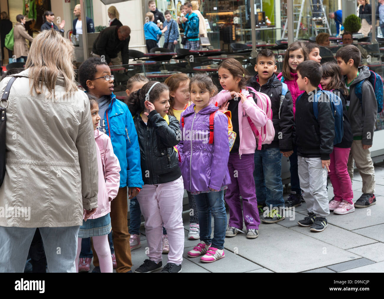 Razza mista scuola bambini sulla gita, Vienna, Austria Foto Stock