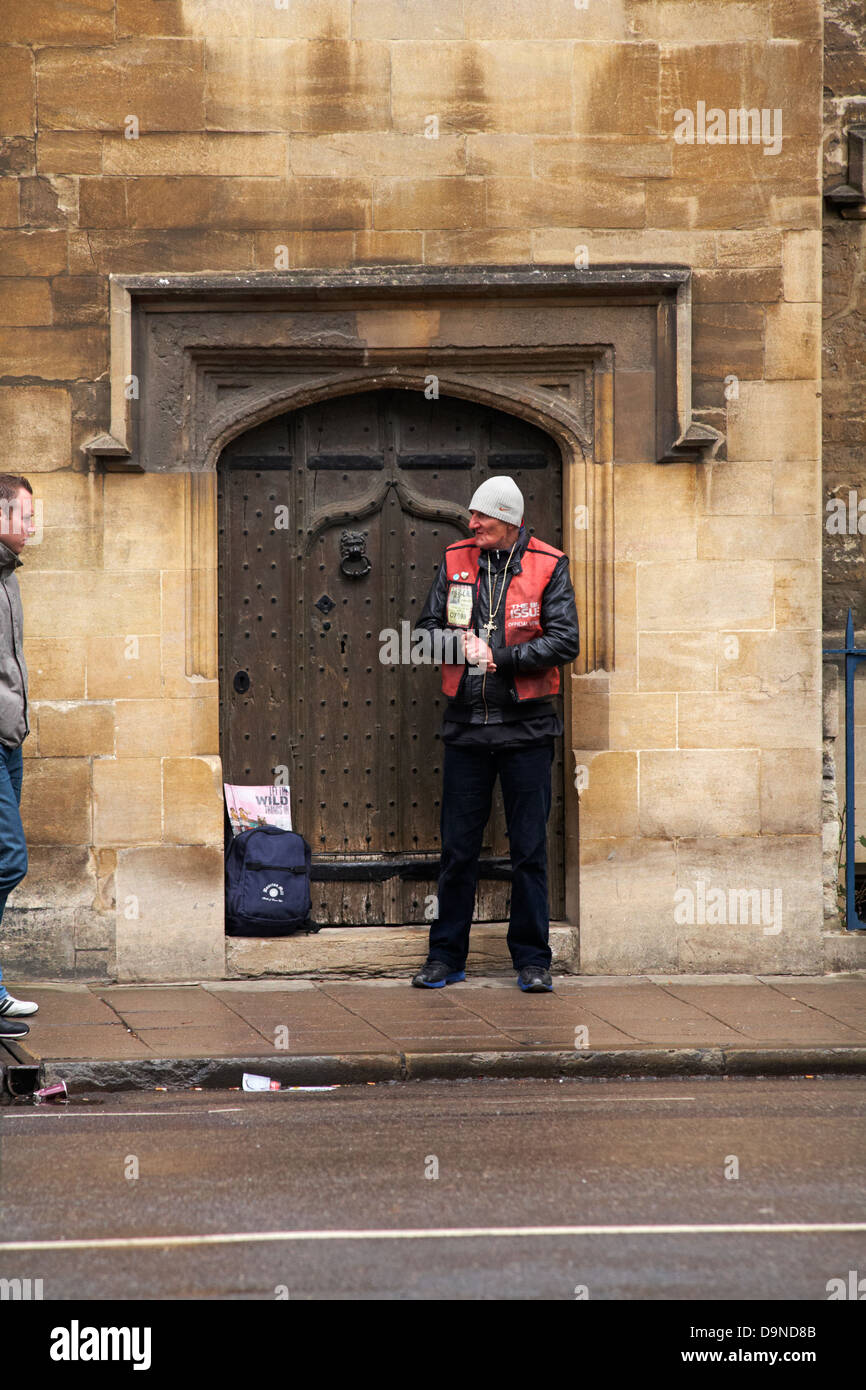 The Big Issue Official Vendor at Oxford, Oxfordshire UK nel mese di maggio Foto Stock