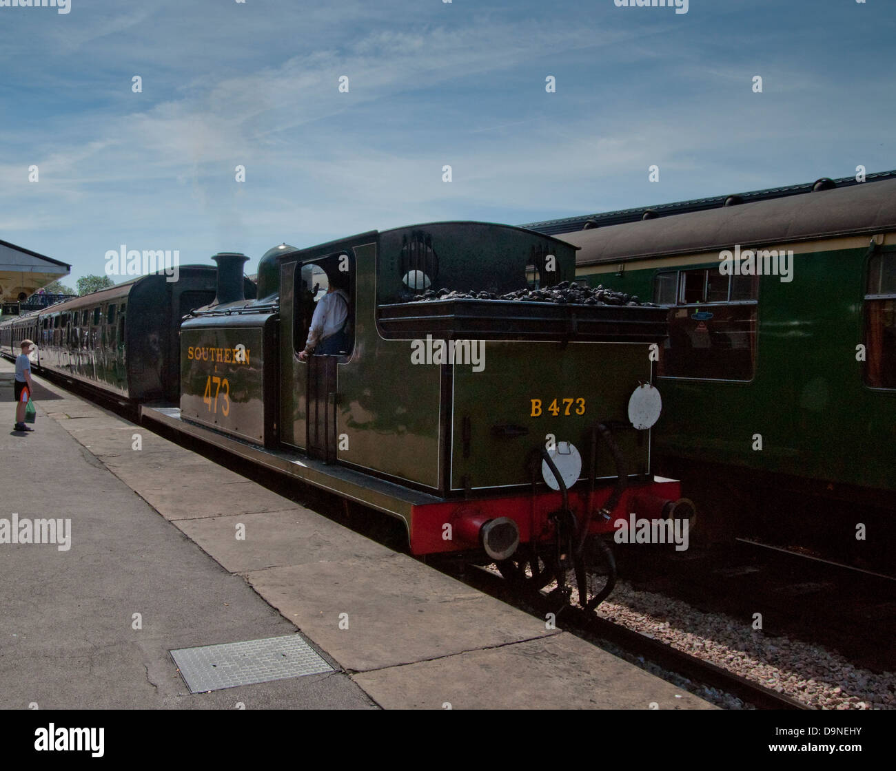 Viste dalla ferrovia Bluebell di treni e piattaforme Foto Stock