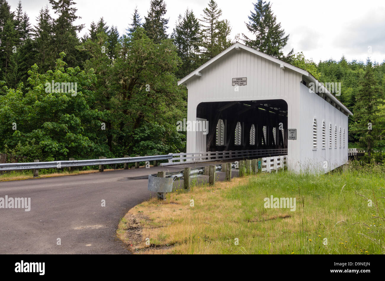 Dorena Oregon negli Stati Uniti. Dorena coperto ponte che attraversa il fiume di riga in Lane County vicino a Cottage Grove Foto Stock