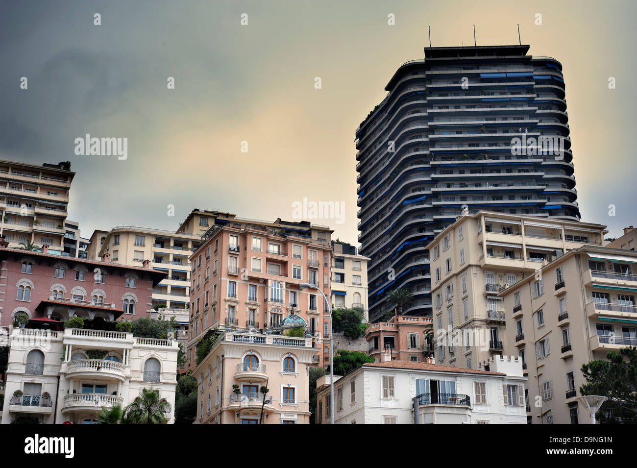 Fotografia che mostra alcune delle tipiche architetture nel La Condamine quartiere di Monaco, vicino a Monte Carlo. Bu residenziale Foto Stock
