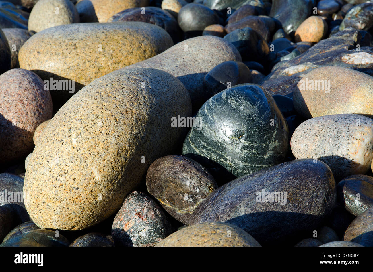Rocce lisce su una spiaggia in cornwall, Regno Unito Foto Stock