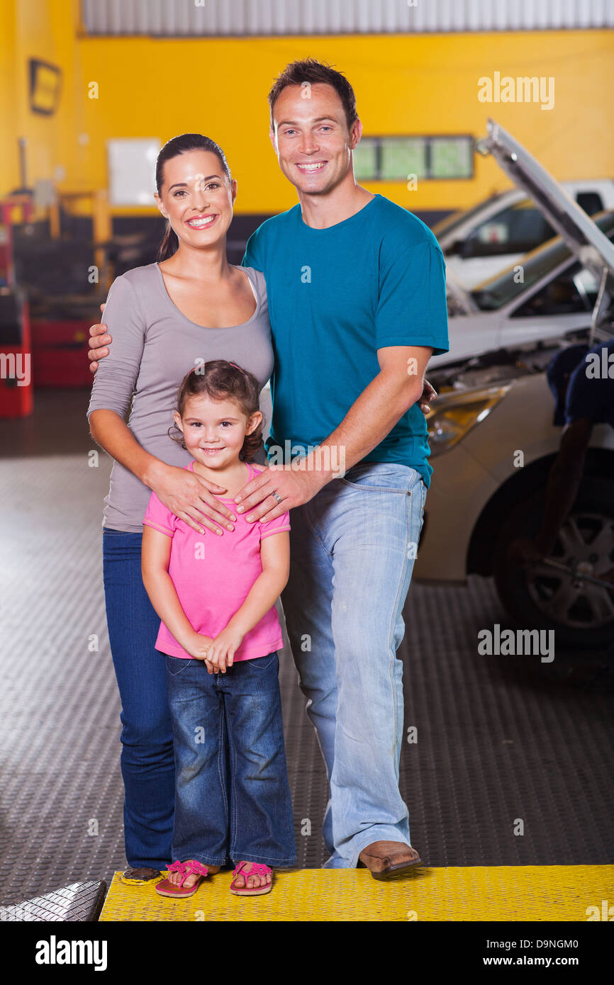 La famiglia felice all'interno dell'auto service center Foto Stock