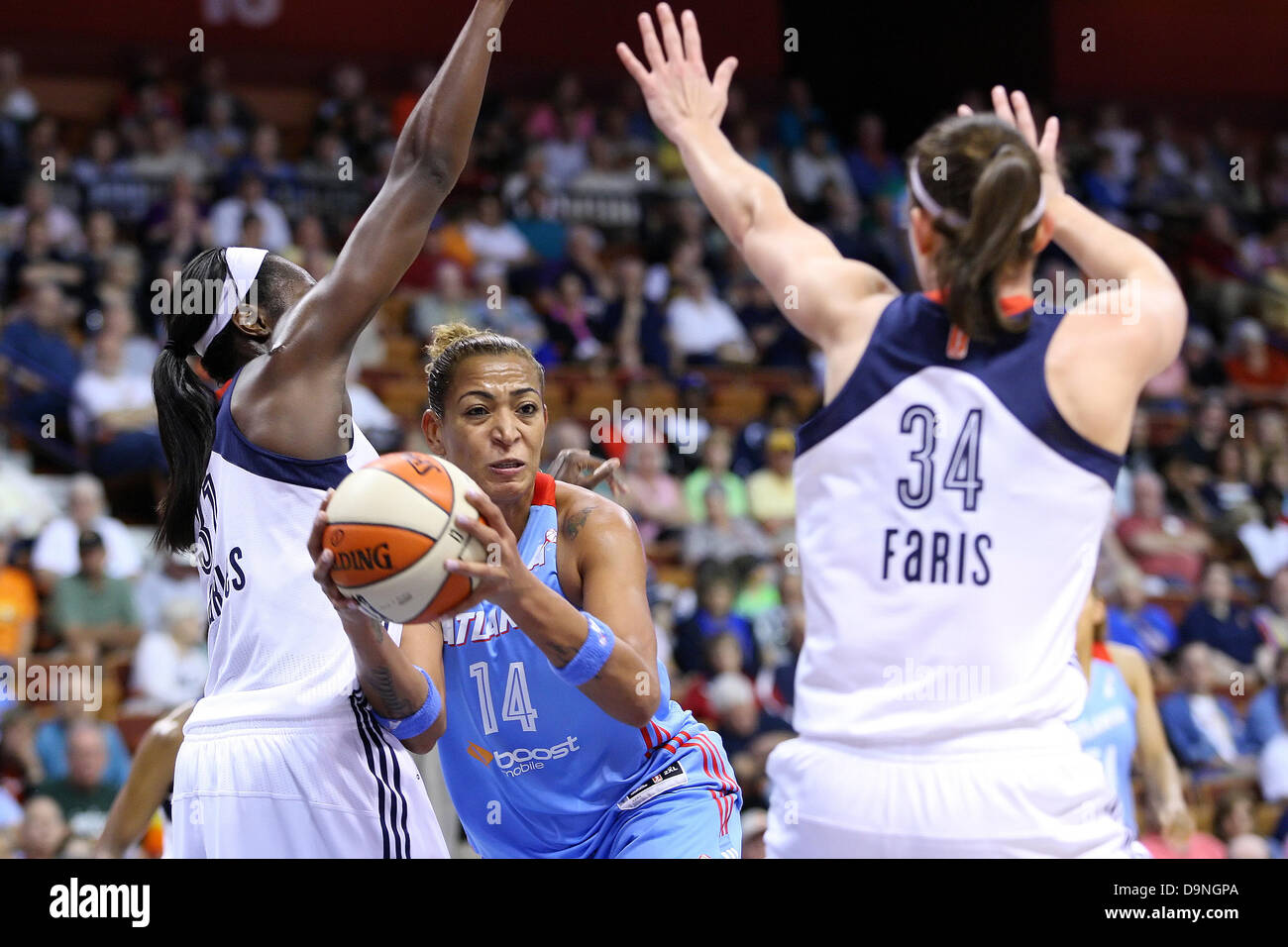 Giugno 23, 2013 - Uncasville, Connecticut, Stati Uniti - Atlanta sogno avanti-center Erika de Souza (14) è raddoppiato collaborato dal Connecticut Sun center Tina Charles (31) e Connecticut Sun guard Kelly Faris (34) durante la WNBA pallacanestro tra il Connecticut Sun e il sogno di Atlanta a Mohegan Sun Arena. Atlanta sconfitto Connecticut 78-77. Anthony Nesmith/CSM Foto Stock