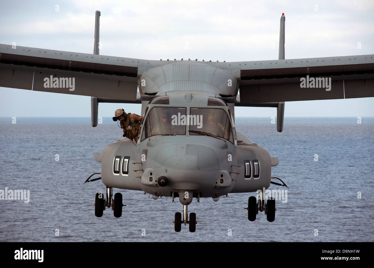 Un US Marine Corps MV-22 Osprey tiltrotor aeromobile si avvicina ad atterrare sul ponte di volo del trasporto anfibio dock nave USS Anchorage Aprile 22, 2013 nell'Oceano Pacifico. Foto Stock