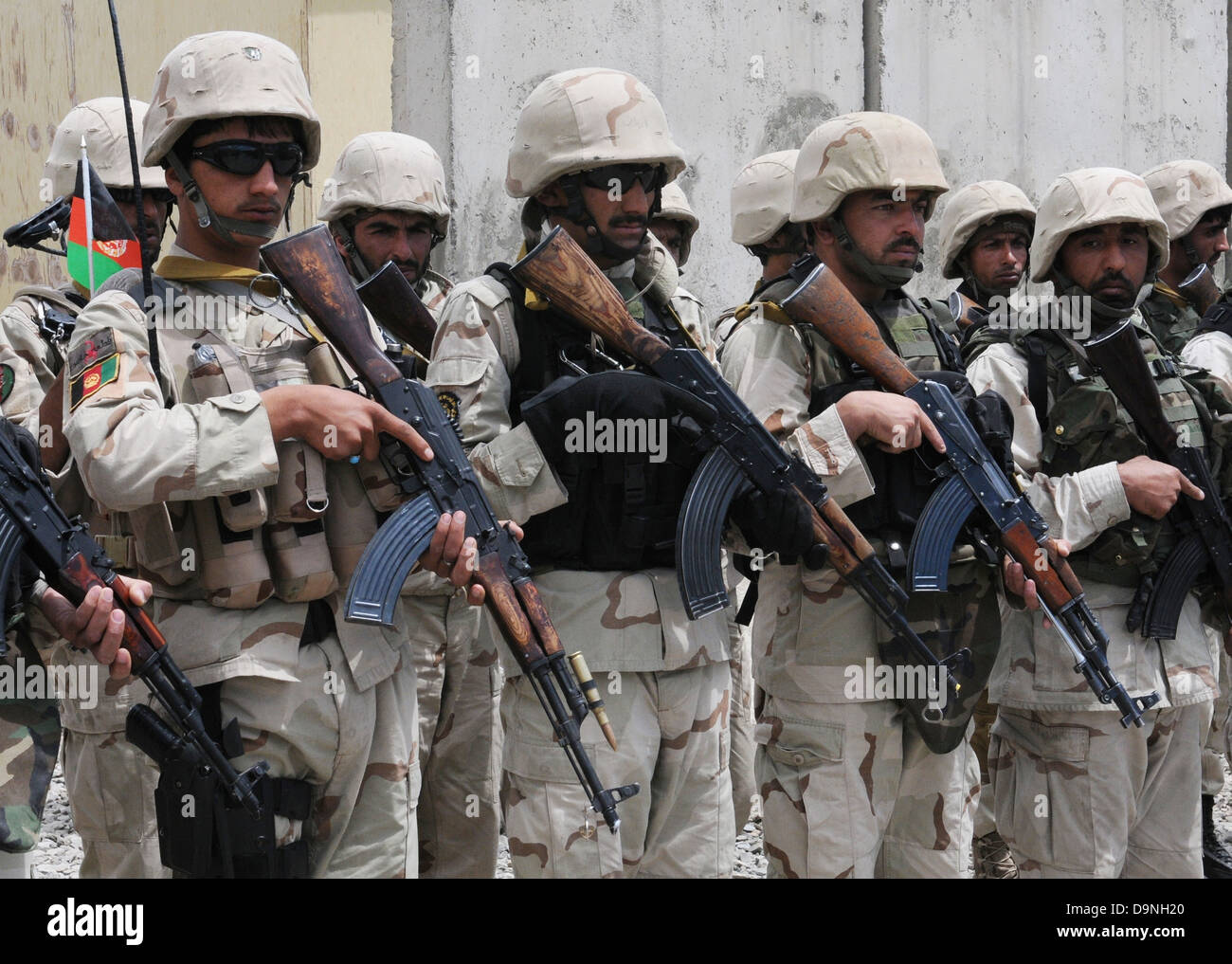 Nazionale Afghano di forza di sicurezza preparare i soldati per ispezione alla fine del loro programma di mentoring Maggio 4, 2013 in Gardez, provincia di Paktia, Afghanistan. Foto Stock