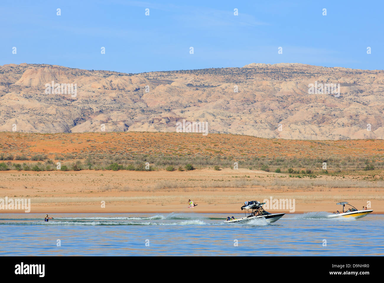 Un acqua sciatore è trainata posteriormente ad una imbarcazione in Bullfrog Bay presso il lago Powell, Utah Foto Stock