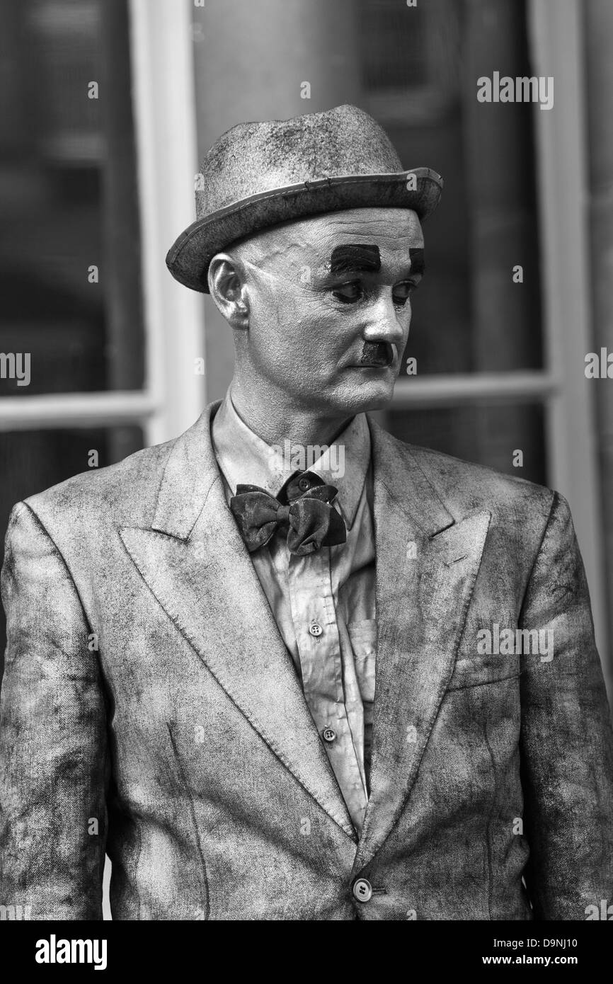 Performer di strada facendo un Laurel e Hardy impressione in High Street per il Fringe Festival Internazionale di Edimburgo, in Scozia. Foto Stock