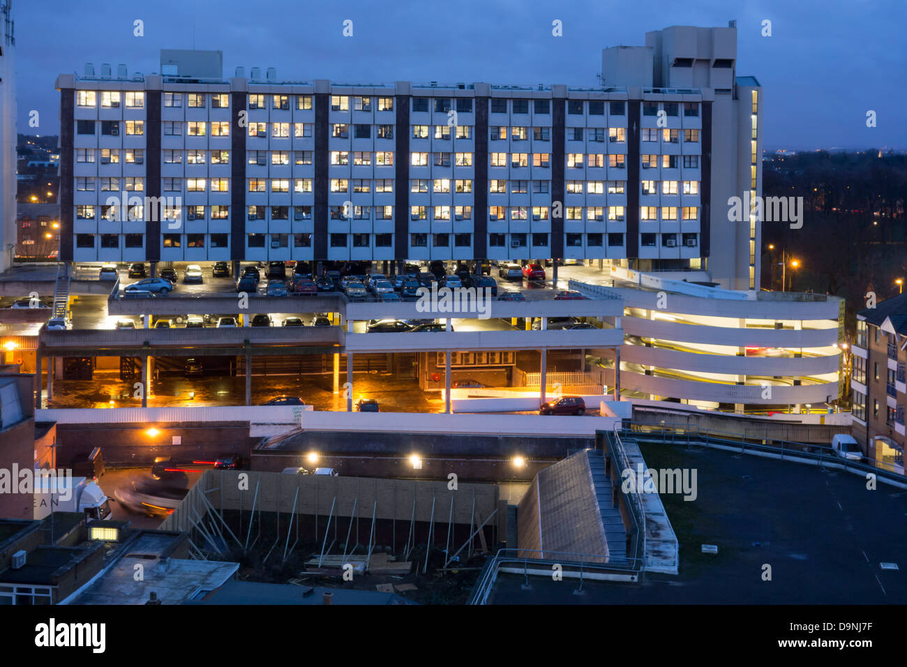 Regno Unito, Inghilterra, surrey, Kingston upon Thames uffici moderni crepuscolo Foto Stock