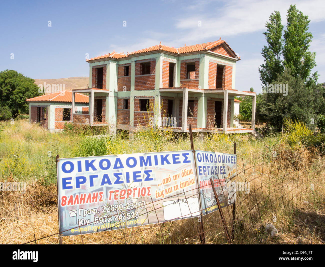 Parzialmente costruito case abbandonate in Skala Eresou, Lesbo, Grecia quando le banche sono fallite. Foto Stock