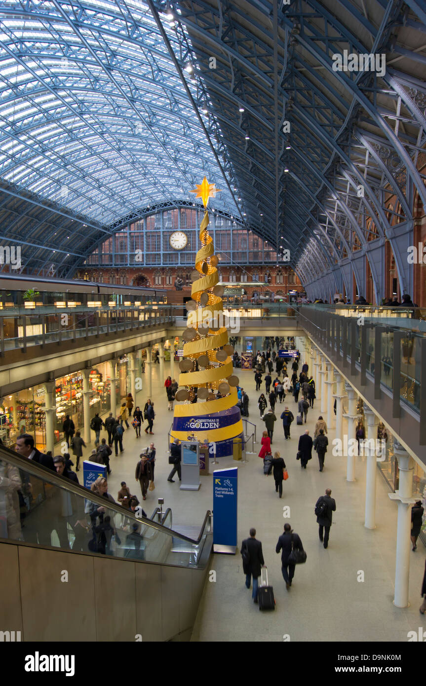 Regno Unito, Inghilterra, Londra, stazione di St Pancras interno albero di natale Foto Stock