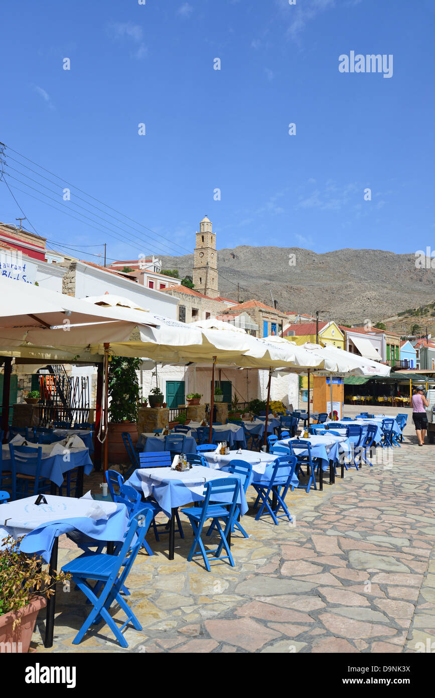 Taverna fronte mare, Porto di Emporio, Halki (Chalki), il Dodecanese, Regione del Sud Egeo, Grecia Foto Stock